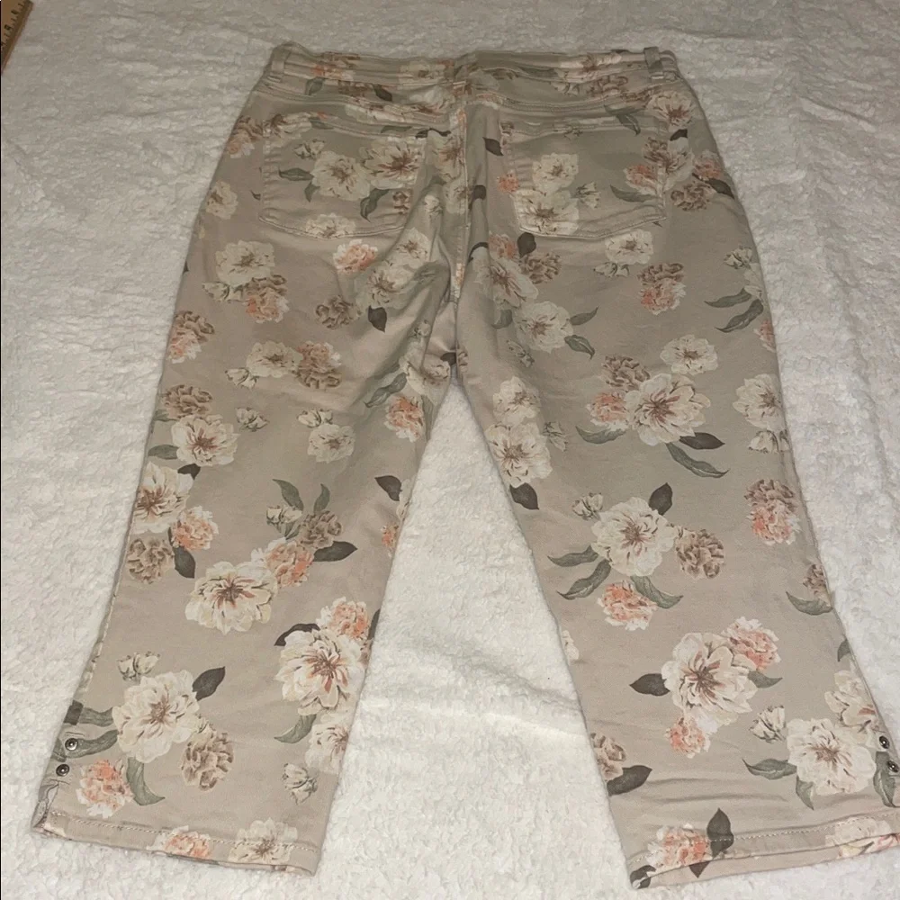 Gloria Vanderbilt Beige Floral Women's Capris. Size 14. - Picture 3 of 10